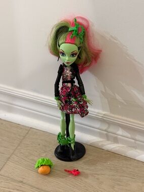 Mattel MONSTER HIGH 11" Doll VENUS MCFLYTRAP Gloom & Bloom 2008 RARE HTF